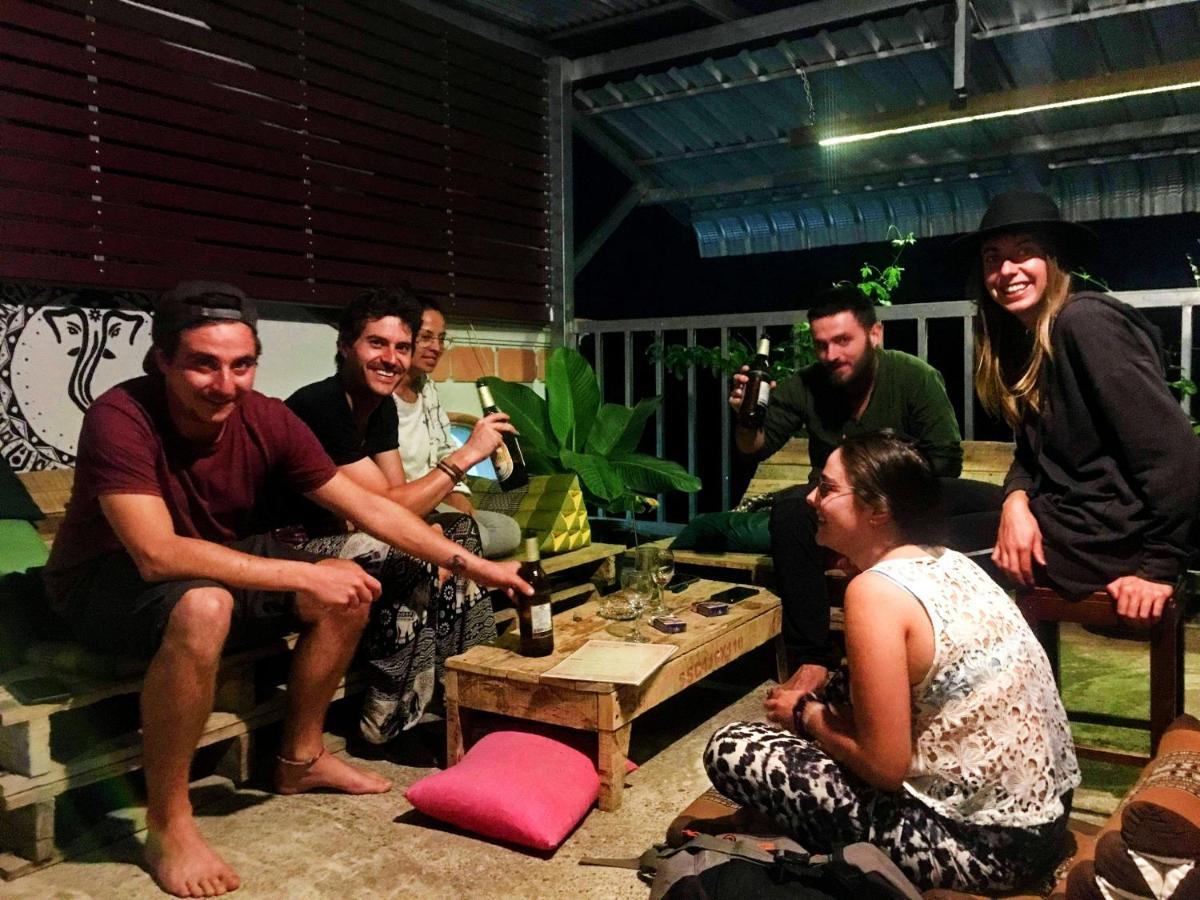 La Casa - Thakhek Hostel Bagian luar foto